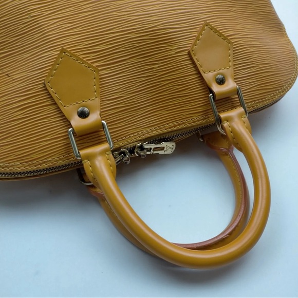 Louis Vuitton LV Hand Bag M52149 Alma
Yellow Epi 428509 - Picture 5 of 6